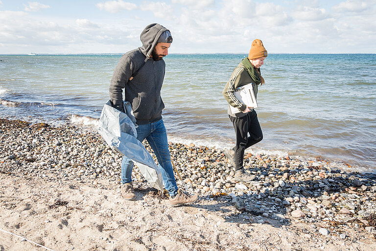 Für die Untersuchung sammelten die Forschenden alle Müll-Teile größer als 2,5 Zentimeter entlang einer 100 Meter langen Strecke parallel zum Flutsaum.  Foto: Svenja Hardel, Future Ocean