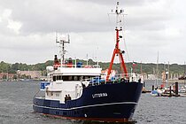 Ein Forschungsschiff auf einem Fluss