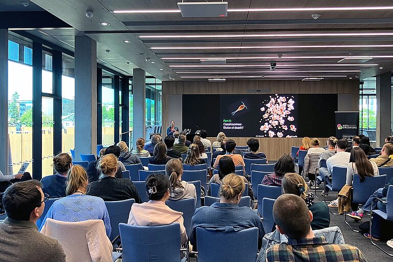 Raum gefüllt mit Menschen