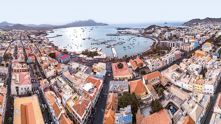 Die Hafenstadt Mindelo am Porto Grande auf São Vicente.