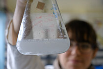 Erlenmeyerkolben mit trüber Flüssigkeit