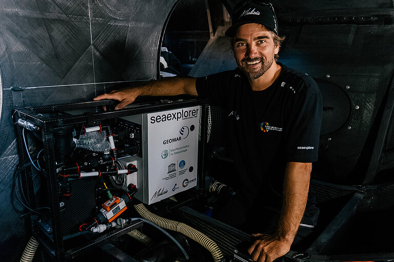 Boris Herrmann mit einer Mess-Einheit, die während der Regatten Temperatur, Salzgehalt und Kohlendioxid-Konzentration des Wassers erfasst. 