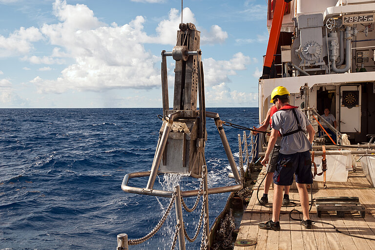 Schon im August und September 2019 haben Forscherinnen und Forscher aus Kiel mit dem Forschungschiff POSEIDON während der Expedition POS536 versucht, den Weg des Mikroplastiks in der subtropischen Konvergenzzone südwestlich der Azoren zu verfolgen. Dabei wurden unter anderem mit einem Kastengreifer Proben vom Meeresboden genommen. Foto: Mark Lenz/GEOMAR