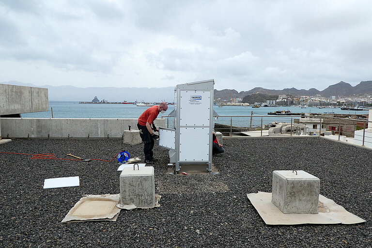 Mehrere Personan installieren das TROPOS LiDAR PollyXT auf dem Dach des OSCM