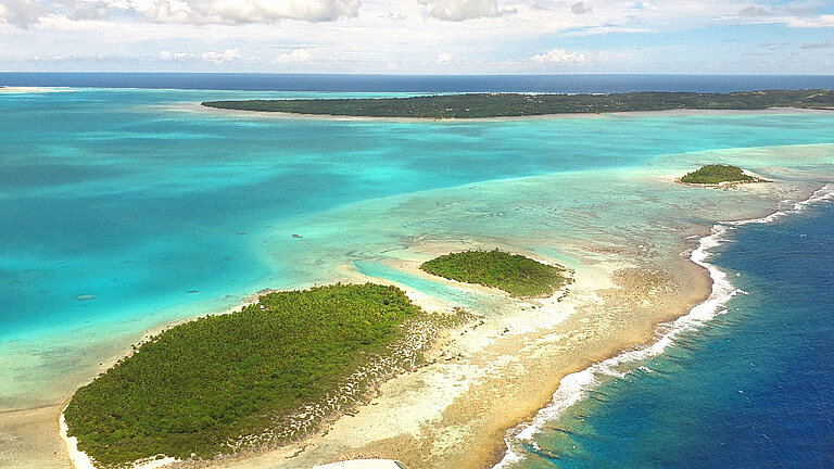 Das Aitutaki Atoll, eine ozeanische Insel vulkanischen Ursprungs im zentralen Südpazifik 