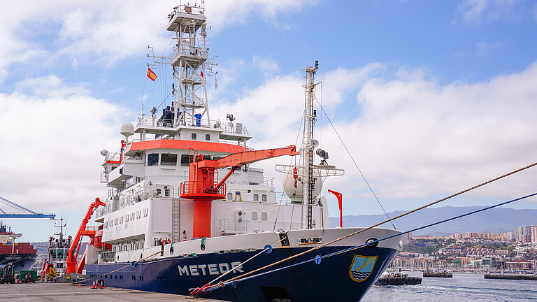 Ein Forschungsschiff an der Pier im Hafen