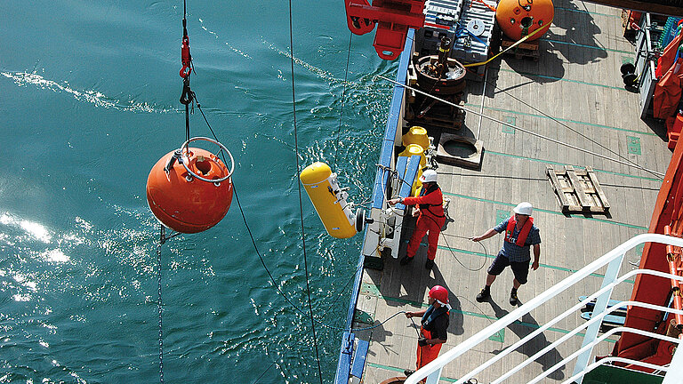 Deployment of a mooring from onboard METEOR