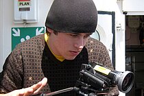 Rouven Willner von der Waldorfschule Kiel filmt an Bord des Forschungsschiffes ALKOR. Foto: Mareike Wilms, IFM-GEOMAR
