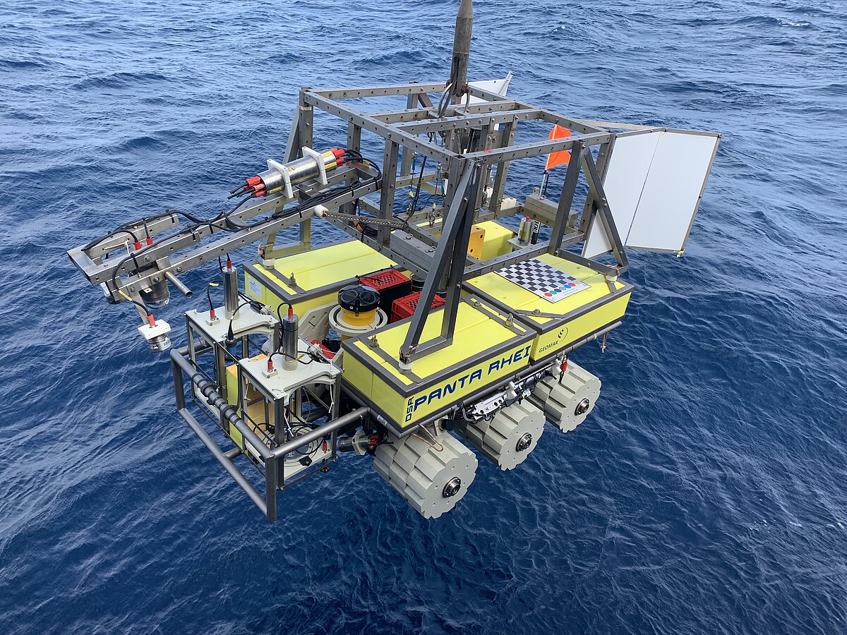 Aussetzen des Rovers mit einem videogeführten Absetzrahmen bei den Kapverden. (Foto: Peter Linke)