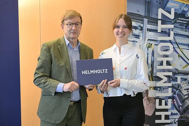 Otmar D. Wiestler überreicht den Promotionspreis an Vanessa Stenvers