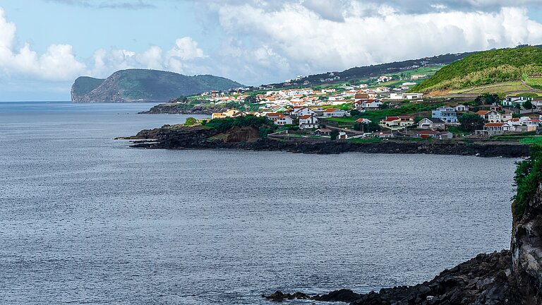 Eine Insel im Meer und vorgelagerte Felsen