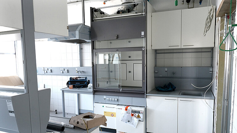 Blick in das Musterlabor, in dem bereits alle Einrichtungen fertiggestellt sind. 