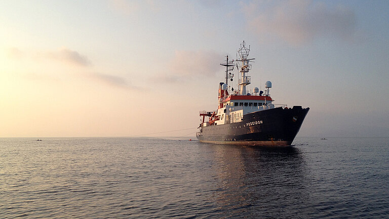 Ein Forschungsschiff auf dem Meer