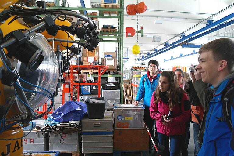 Auge in Auge mit JAGO, dem Tauchboot des GEOMAR. Foto: A. Farokhi, Gymn. Kronshagen.