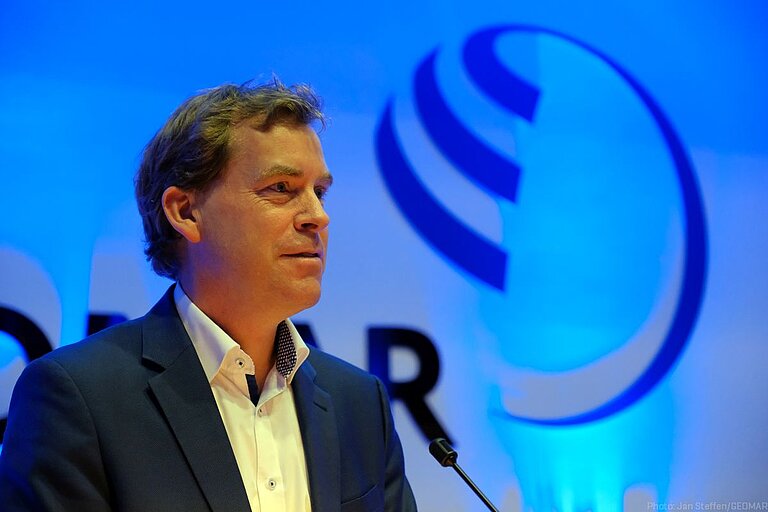 Auch Kiels Oberbürgermeister Ulf Kämpfer gratuliert Karmenu Vella. Foto: Jan Steffen/GEOMAR