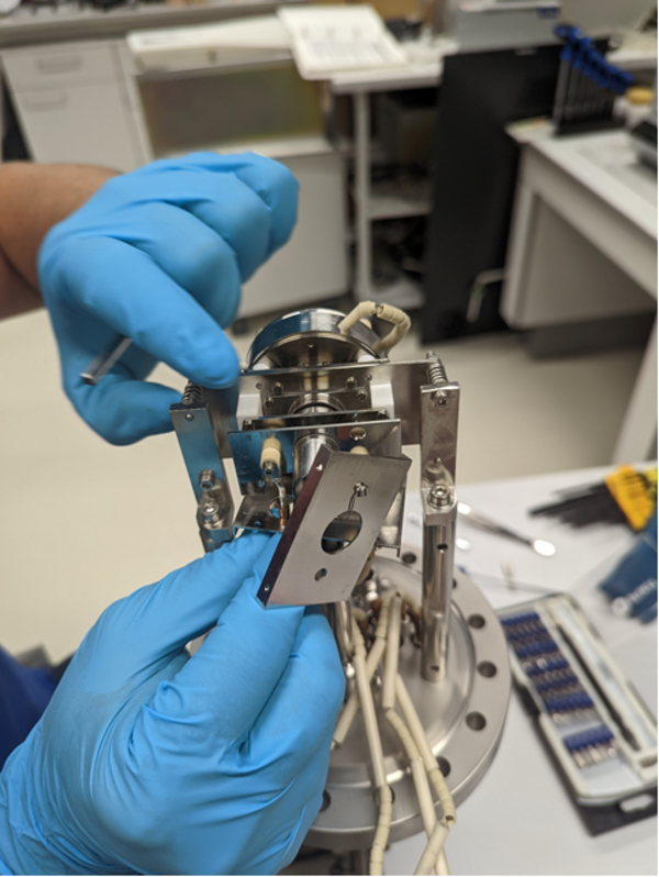 Figure 4: Modification of the existing ion source. (Photo: Christian Gehm)