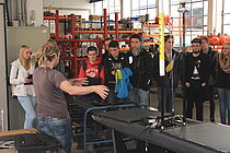 Dr. Björn Fiedler, GEOMAR erläutert die Komponenten eines Wavegliders. Foto: J. Dengg, GEOMAR.