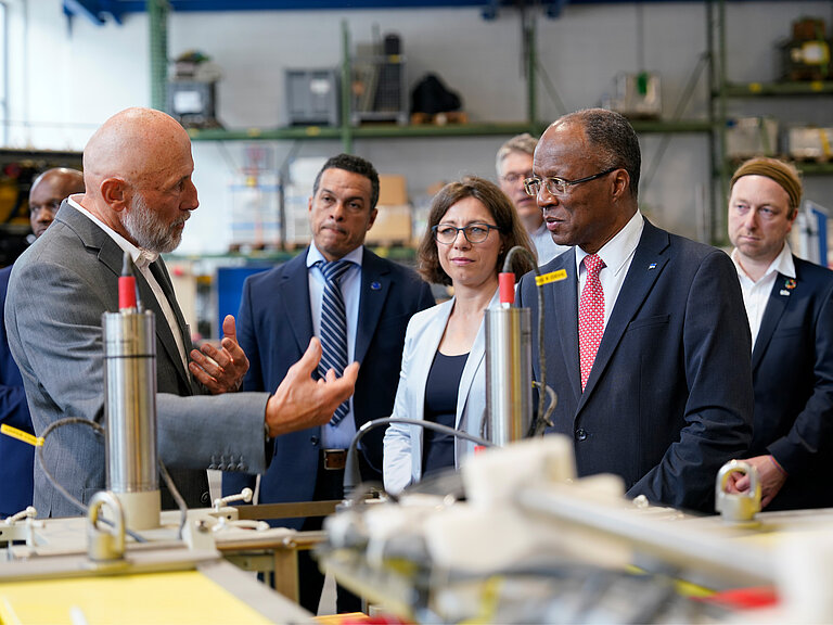 Dr. Peter Linke, Leiter des Technik- und Logistik-Zentrums stellt Premierminister José Correia e Silva die Infrastruktur des GEOMAR vor. 