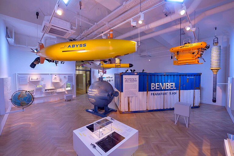 Blick in die Ausstellung Meeresforschung im Sencdkenberg Naturmuseum mit Modellen verschiedener Tiefseegeräte. Foto: Senckenberg/Tränkner
