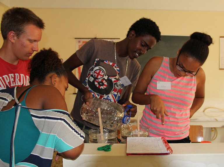Osmar (Mitte) und Mitschüler bereiten Experimente zur Ozeanphysik vor. Foto: J. Dengg, GEOMAR