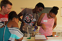 Osmar (Mitte) und Mitschüler bereiten Experimente zur Ozeanphysik vor. Foto: J. Dengg, GEOMAR