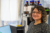 Junge Frau mit dunklen Locken in einem Labor