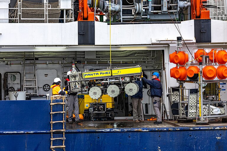 Ausbringen des GEOMAR-Tiefsee-Rovers PANTA RHEI während einer Testfahrt in der Ostsee. Foto: Florian Huber