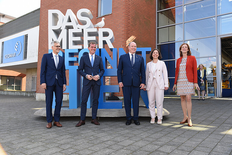 S.D. Fürst Albert II von Monaco mit GEOMAR Direktorin Professorin Katja Matthes, Bildungsministerin Karin Prien (rechts), GEOMAR Verwaltungsdirektor Frank Spiekermann (links) und Oberbürgermeister Dr. Ulf Kämpfer (2. v. links). Foto: Thomas Eisenkrätzer.