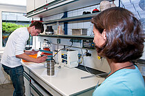 Der 18-jährige Oke Timpke bereitet in einem Labor des GEOMAR Vulkangesteinsproben für weitere Analysen vor. Dr. Heidi Wehrmann vom GEOMAR erklärt die richtige Arbeitsweise. Foto: J. Steffen, GEOMAR