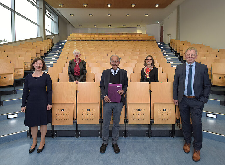 Von links nach rechts: Katja Matthes, designierte Direktorin des GEOMAR, CAU-Vizepräsidentin Anja Pistor-Hatam, Seniorprofessor Mojib Latif, Simone Fulda, designierte CAU-Präsidentin, Frank Kempken, Dekan der Mathematisch-Naturwissenschaftlichen Fakultät. Foto: Jürgen Haacks, Uni Kiel
