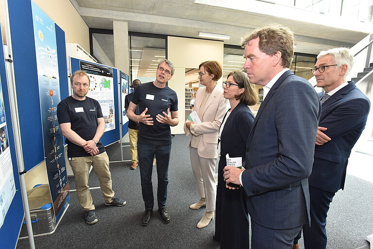 Bei ihrem Rundgang informierte sich Ministerin Bettina Stark-Watzinger unter anderem über die Forschung des GEOMAR und seiner Partner in Cabo Verde. Foto: Thomas Eisenkrätzer, GEOMAR