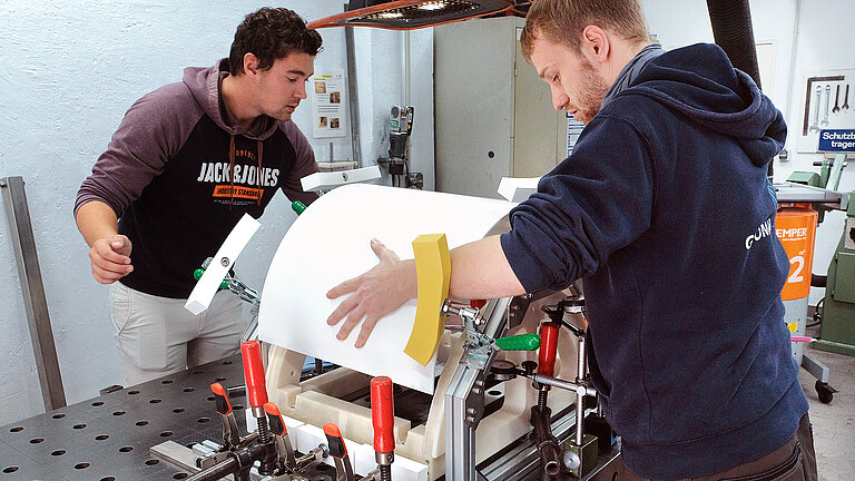 Mit einem Segment-Baumuster werden Teile der Außenhülle angepasst. Alle Fotos: AUV Team/GEOMAR