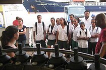 Carolin Löscher, Doktorandin in der Mikrobiologie an der CAU, erklärt kapverdischen Schülern wie ein Gerät zur Wasserprobennahme, ein sogenannter Kranzwasserschöpfer, funktioniert. Foto: M. Wilms, IFM-GEOMAR.