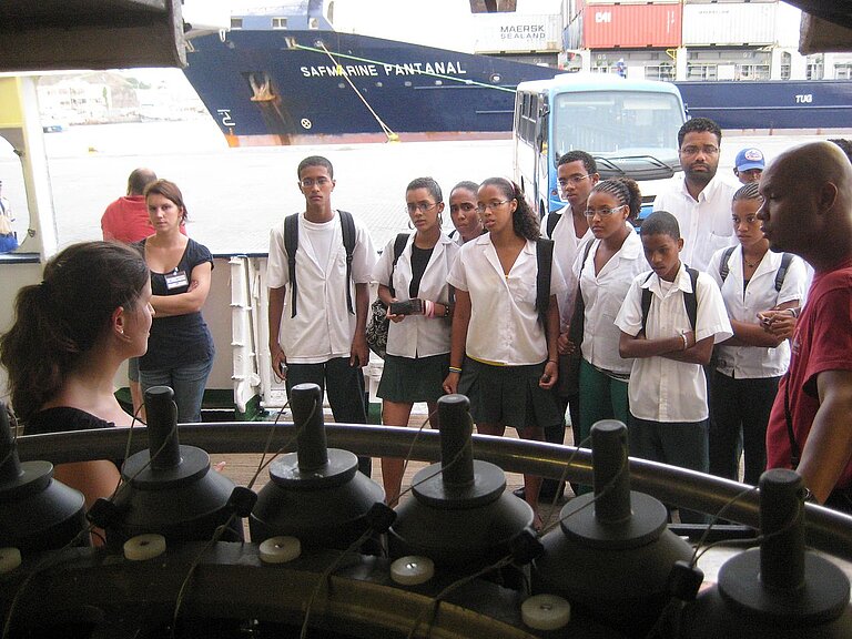 Carolin Löscher, Doktorandin in der Mikrobiologie an der CAU, erklärt kapverdischen Schülern wie ein Gerät zur Wasserprobennahme, ein sogenannter Kranzwasserschöpfer, funktioniert. Foto: M. Wilms, IFM-GEOMAR.