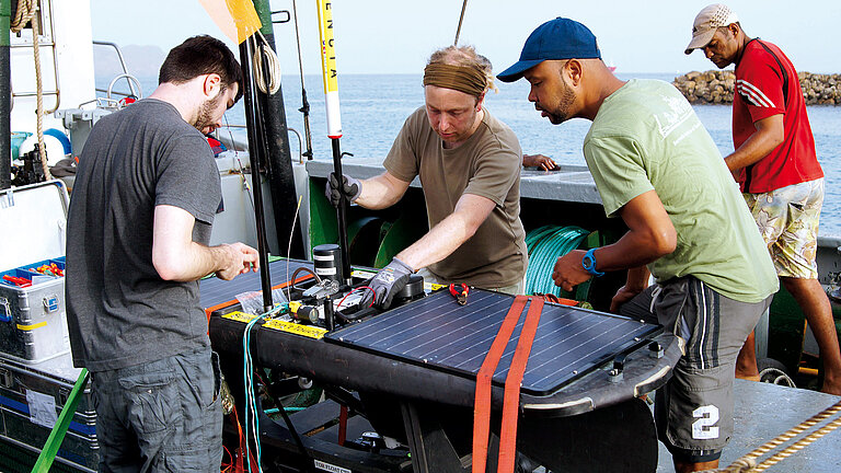 Waveglider sind surfbrett­artige Oberflächen­gleiter, die von Meereswellen angetrieben und fernge­steuert autonom über längere Zeiträume Messungen im Ozean durchführen können. 