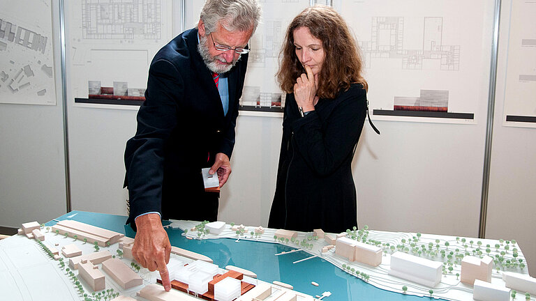  Prof. Dr. Waltraud Wende informiert sich über den geplanten Neubau.