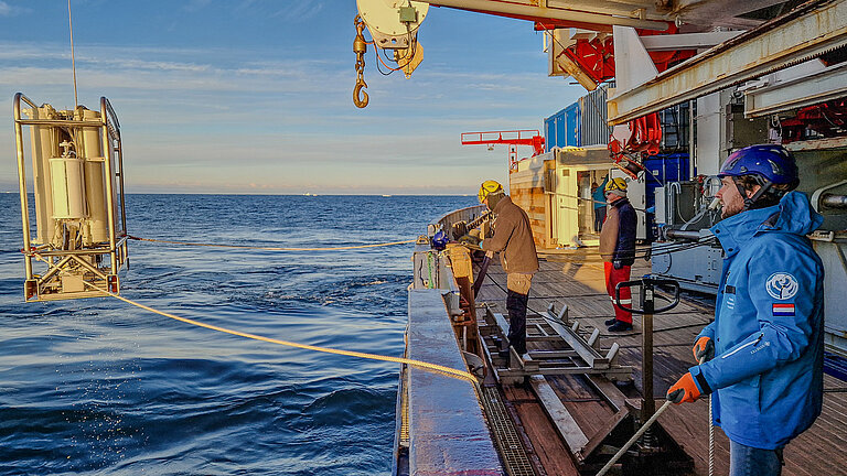 Ausbringen eines Messgeräts von Bord eines Forschungsschiffs