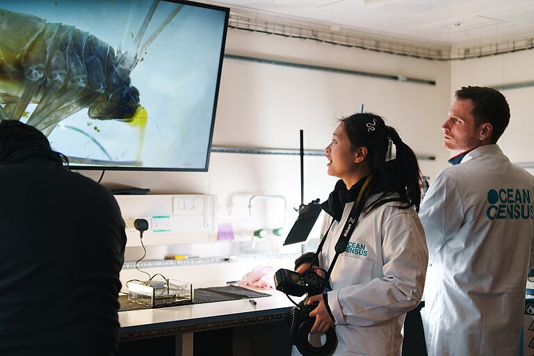 Jialing Cai mit Kamera