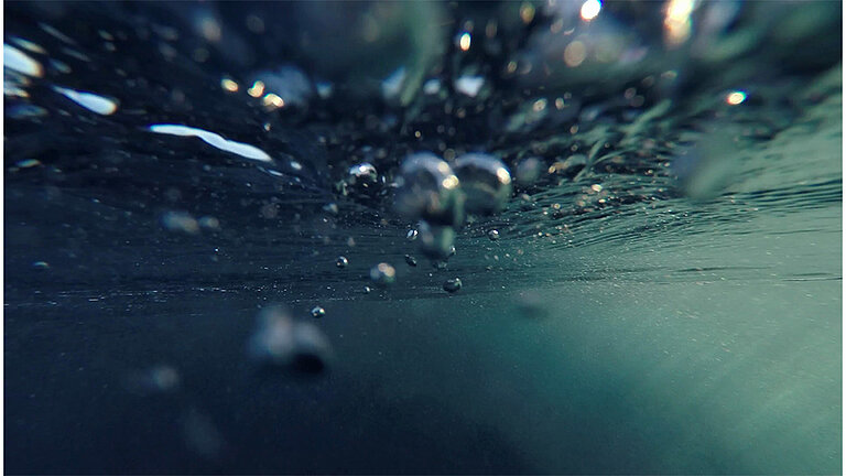 Luftblasen unter Wasser