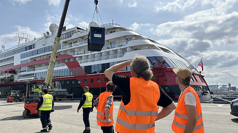 Ein Kreuzfahrtschiff liegt am Kai