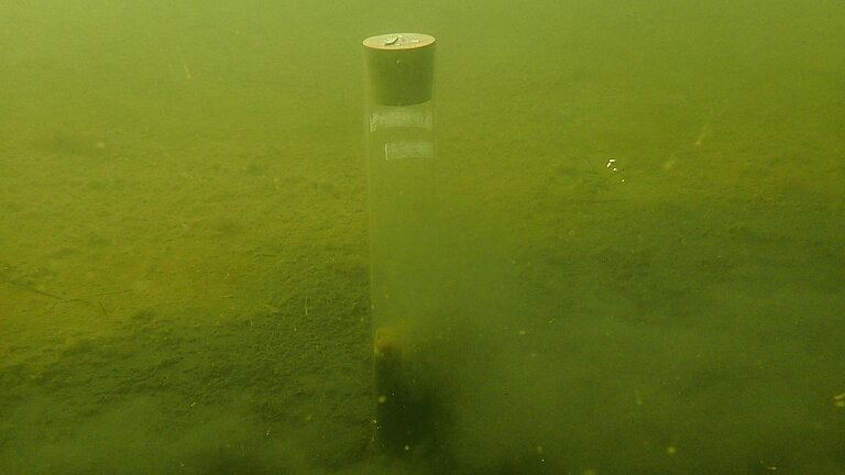 Am Meeresboden: ein Glasröhrchen steckt im schlammigen Sediment