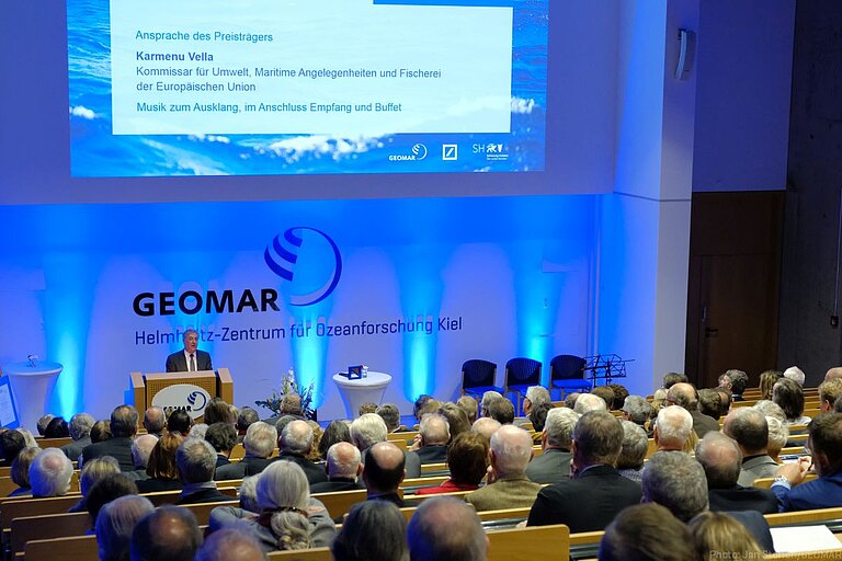"Es ist nicht der Ozean, der uns benötigt. Wir benötigen den Ozean", betont Karmenu Vella am Ende der Preisverleihung. Foto: Jan Steffen/GEOMAR