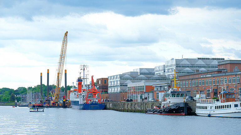 Ponton mit Kran auf dem Wasser an der Kaikante