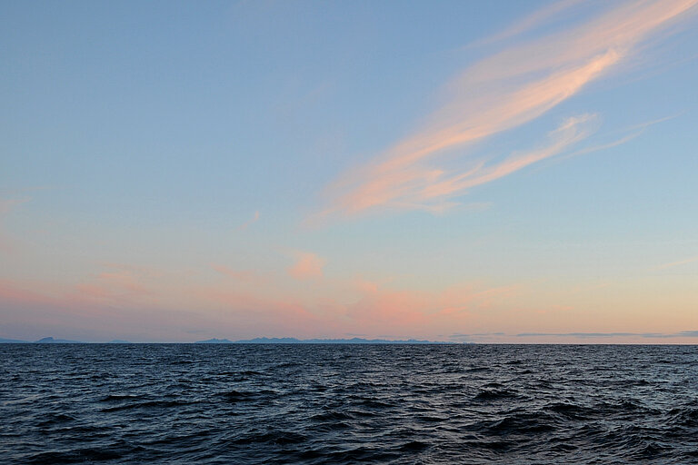 Meer und Himmel nach dem Sonnenuntergang