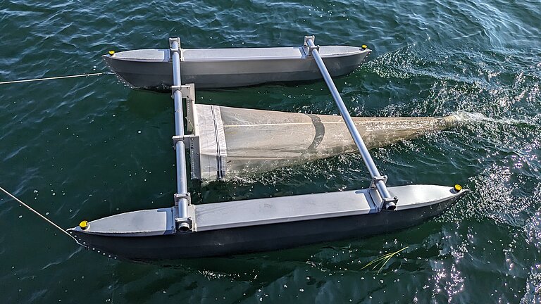 Ein Neuston Catamaran wird durch das Wasser gezogen, um Proben zu nehmen