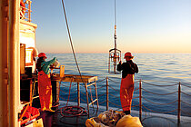 Eine Frau und ein Mann arbeiten zusammen an Bord des Forschungsschiffs ALKOR.