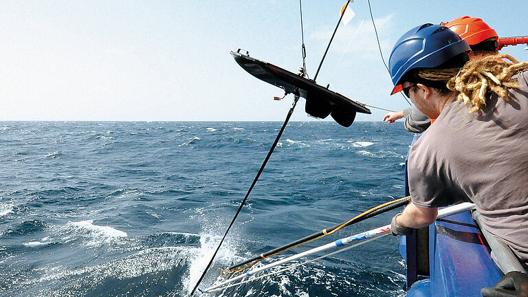 Aussetzen  eines Wavegliders mit Sensoren zur Messung verschiedener Spuren­gase vor den Kapverden.
