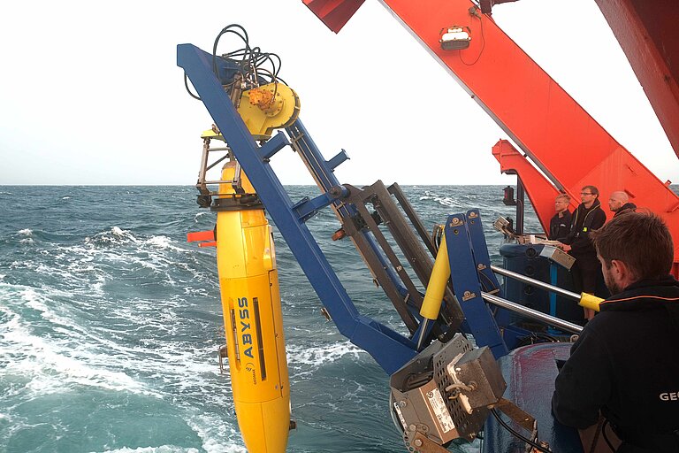 Aussetzen des autonomen Unterwasserfahrzeugs ABYSS.