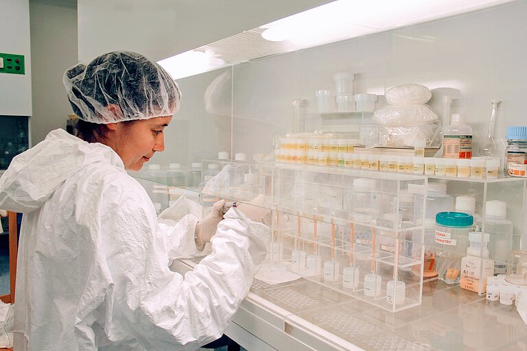 Ion chromatography in the laboratory of the Earth Science Department at the University of Santa Cruz, California, USA. Photo: Kim Mayfield.