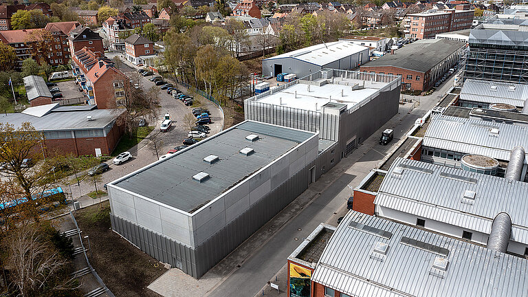 Mai 2021: Blick auf das Zentrale Probenlager mit dem GEOMAR Parkhaus